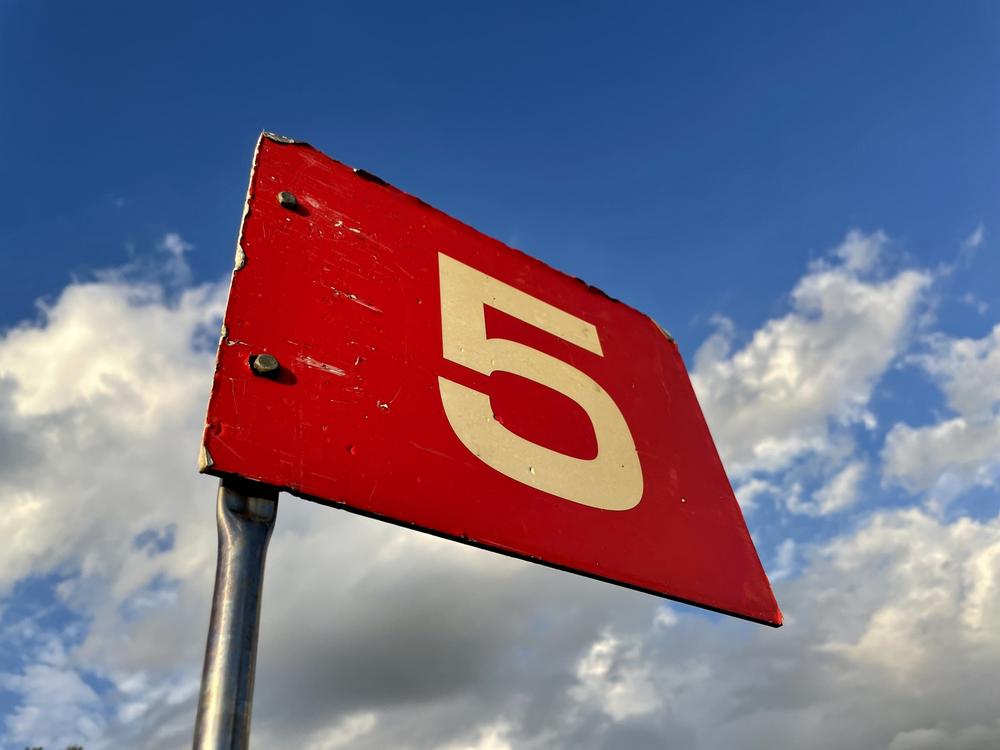 カバラ数秘術「運命数5」とは？基本的な性格や適職、恋愛傾向を解説