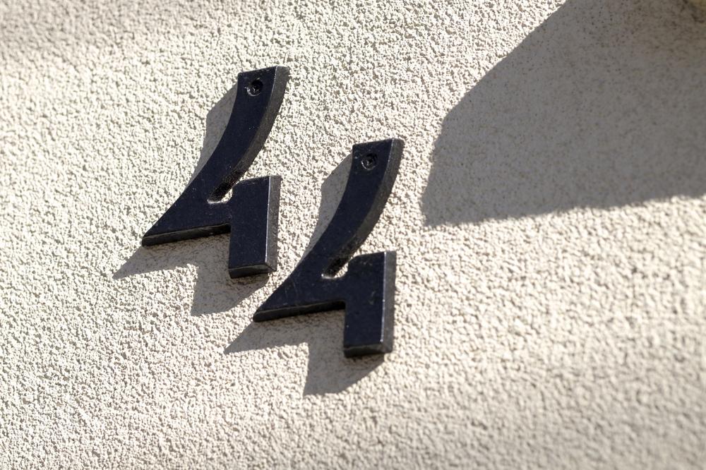 数秘術の「44」とは？数字の意味や才能、適職まで詳しく解説